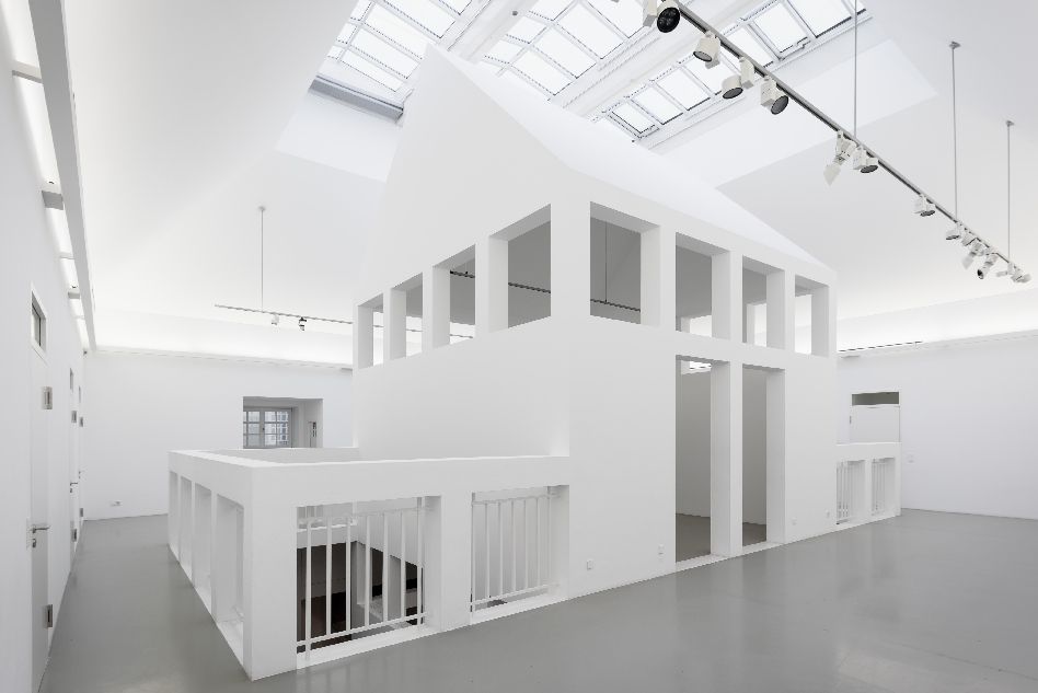 Raum mit integriertem großem Haus innen als Ausstellungsarchitektur